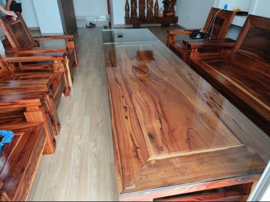 Cắt kính bàn gỗ thịt, gỗ lim, gỗ hương tại nhà dân, chung cư cho quý khách