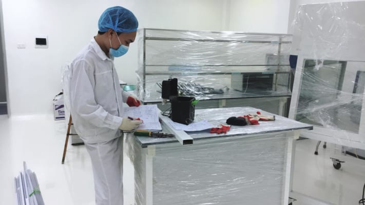 Kỹ sư tính toán, đo đạc kính cường lực cho nhà máy sữa tại Hà Nội