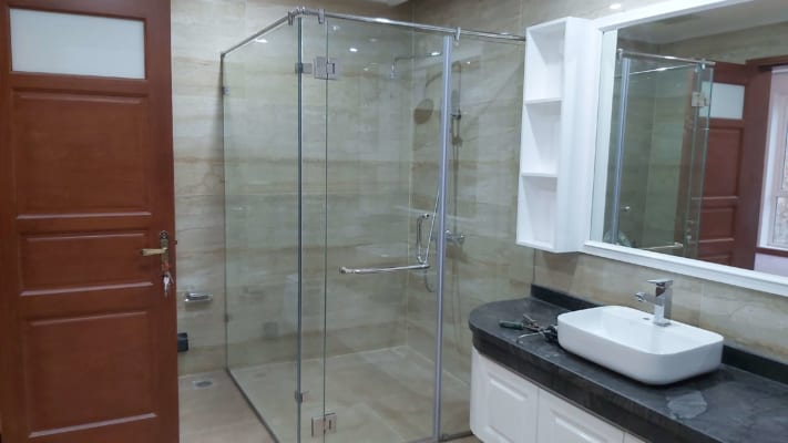 Với độ bền và độ cứng cao, kính cường lực thường xuyên được sử dụng làm Kính phòng tắm